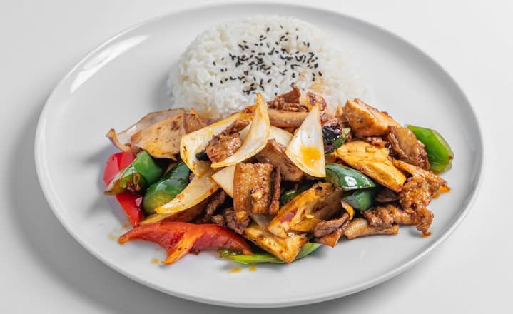 香干回锅肉盖饭 Stir-fried Twice-cooked Pork with Tofu Rice Bowl